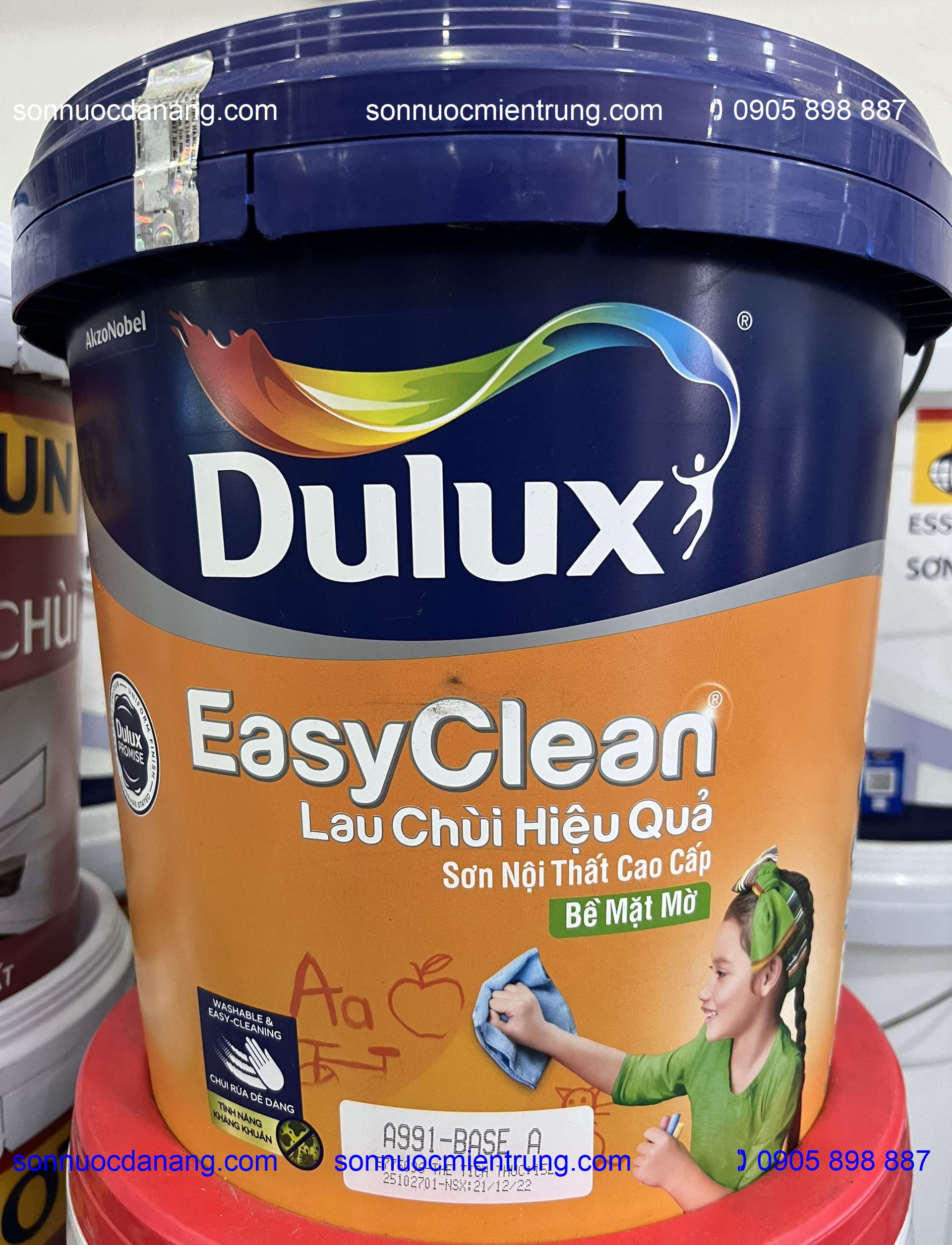 Sơn Dulux Easyclean lau chùi hiệu quả-A991 chính hãng tại Đà Nẵng, Hồ Chí Minh, Hà Nội và toàn quốc là loại sơn nội thất cao cấp, giải pháp giúp tường nhà bạn luôn tươi mới, sạch sáng nhờ công nghệ ProtectMask tiên tiến ngăn vết bẩn thấm sâu vào màng sơn khiến chúng dễ dàng bị đánh bật chỉ với chiếc khăn ướt hoặc xà phòng mà không hề làm tổn hại màng sơn. Khả năng chịu được chùi rửa của Dulux Easy Clean gấp 10 lần khi so với sơn thông thường giúp giữ cho tường nhà luôn sạch đẹp như mới.