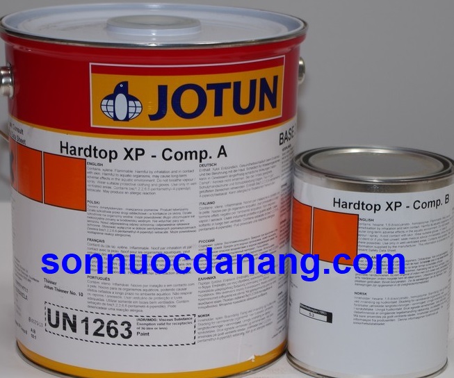 Sơn Jotun Hardtop XP tại Đà Nẵng, Hà Nội, Tp Hồ Chí Minh là 1 loại sơn  phủ hai thành phần gốc aliphatic polyurethane có % thể tích chất rắn cao với độ bóng và độ bền màu tuyệt hảo. Dùng làm lớp sơn phủ ngoài trên các hệ sơn epoxy cần lớp sơn phủ hoàn thiện có độ bền, độ bóng cao trong các môi trường có điều kiện khí hậu khắc nghiệt.
Thông thường trước khi sơn phủ Hardtop XP, các kết cấu thường được sơn lót và sơn trung gian bởi các loại sơn gốc Epoxy của Jotun để tăng hiệu quả chống ăn mòn của màng sơn, cho kết cấu bền hơn, chắc hơn, không dễ dàng bị phá hủy bởi thời gian hay các điều kiện làm việc khắc nghiệt.