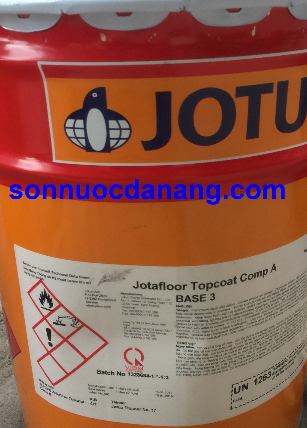 Sơn Jotun Jotafloor Topcoat tại Đà Nẵng, Hà Nội, Tp Hồ Chí Minh là 1 loại sơn Epoxy sử dụng cho sàn, sơn hai thành phần gốc epoxy đóng rắn bằng amide, có độ bền tuyệt hảo, chịu hoá chất tốt và có nhiều màu sắc để lựa chọn. Jotafloor Topcoat được dùng cho các loại sàn cần độ chống bụi, độ bền và tính thẩm mỹ cao. Các khu vực tiêu biểu như: Nhà kho, Ga-ra, Xưởng, Khu vực sản xuất…
Do có độ bám dính cao vào bề mặt đã được sơn lót của bê tông, vữa, lớp láng nền (screed) và 1 số bề mặt khác, nên sản phẩm Jotafloor Topcoat rất lý tưởng được ứng dụng cho các khu vực chịu tải trọng từ thấp tới trung bình trong công nghiệp.