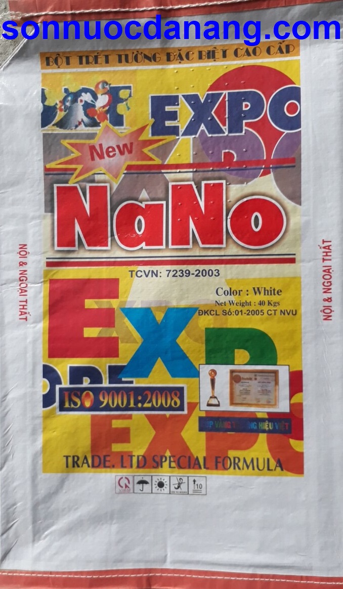 Bột trét tường Expo Nano giá rẽ nội ngoại thất tại Đà Nẵng là 01 loại bột trét tường có thương hiệu chính hãng của Công ty Nam Việt Úc là loại vật liệu dùng để lắp các lỗ hổng và làm phẳng các bề mặt tường đứng, hồ vữa hay bê tông trước khi sơn lót. Loại này dễ sử dụng, dẻo, mịn, kéo nhẹ tay nên trét được nhiều mét vuông. Tăng tính thẩm mỹ cho lớp sơn hoàn chỉnh.  Với giá thành rẽ kinh tế nhưng chất lượng với các đặc tính vượt trội bám dính tốt trên mặt tường và có độ kết dính cao.