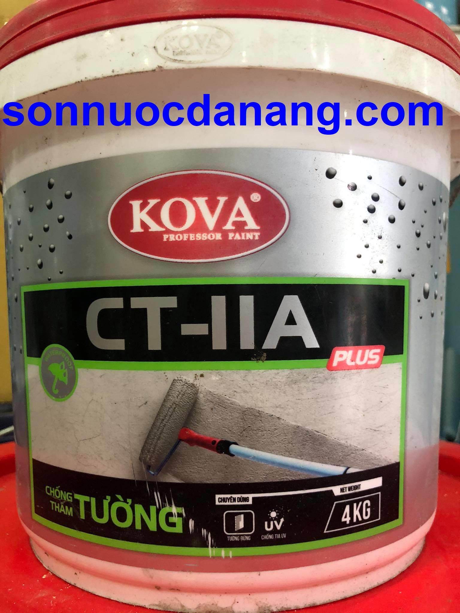 Sơn KOVA CT11A Plus Sài Gòn tại Đà Nẵng Hà Nội Hồ Chí Minh là 01 loại sơn chính hãng do nhà máy Kova đặt nhà máy sản xuất tại KCN Tây Bắc Củ Chi - Huyện Củ Chi, Tp HCM. Hàng chính hãng có tem chống hàng giả. Sơn Kova CT11A Plus là loại sơn chống thấm cao cấp thuộc thế hệ mới được dùng để chống thấm cho xi măng, bê tông dưới dạng hỗn hợp với xi măng theo tỉ lệ 1:1. Sơn Kova CT11A Plus là 01 chất chống thấm thích hợp cho bê tông, nền, tường xi măng như: đường hầm, bể nước, bể bơi, sân thượng, nền nhà, bờ tường, sê nô, sàn vệ sinh...