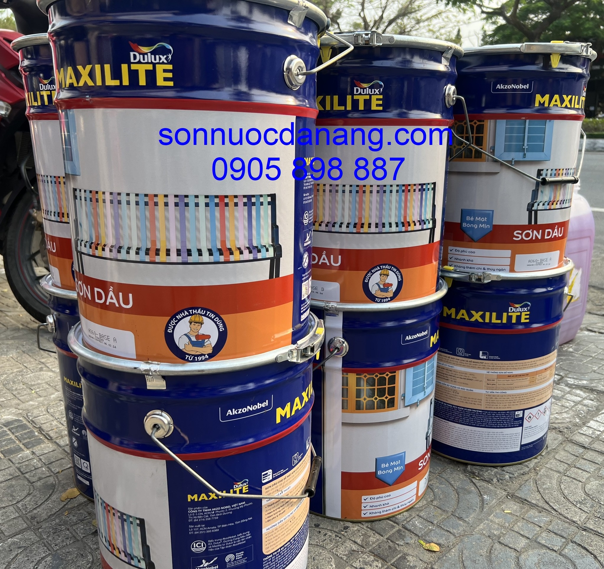 SƠN DẦU MAXILITE được cấu tạo từ hệ nhựa Alkyd chất lượng cao cho bề mặt sơn bóng mịn với nhiều sắc màu phong phú, bền đẹp giúp tạo lớp bảo vệ và trang trí toàn diện cho bề mặt gỗ và kim loại, phù hợp cho cả nội thất và ngoại thất.
Sản phẩm có độ phủ cao và thời gian khô nhanh, đem đến hiệu quả kinh tế cho việc thi công, là lựa chọn lý tưởng của các nhà thầu.
Đặc biệt, sơn dầu cho bề mặt gỗ và kim loại Maxilite không thêm chì và thủy ngân, thân thiện với môi trường và an toàn cho sức khỏe người tiêu dùng