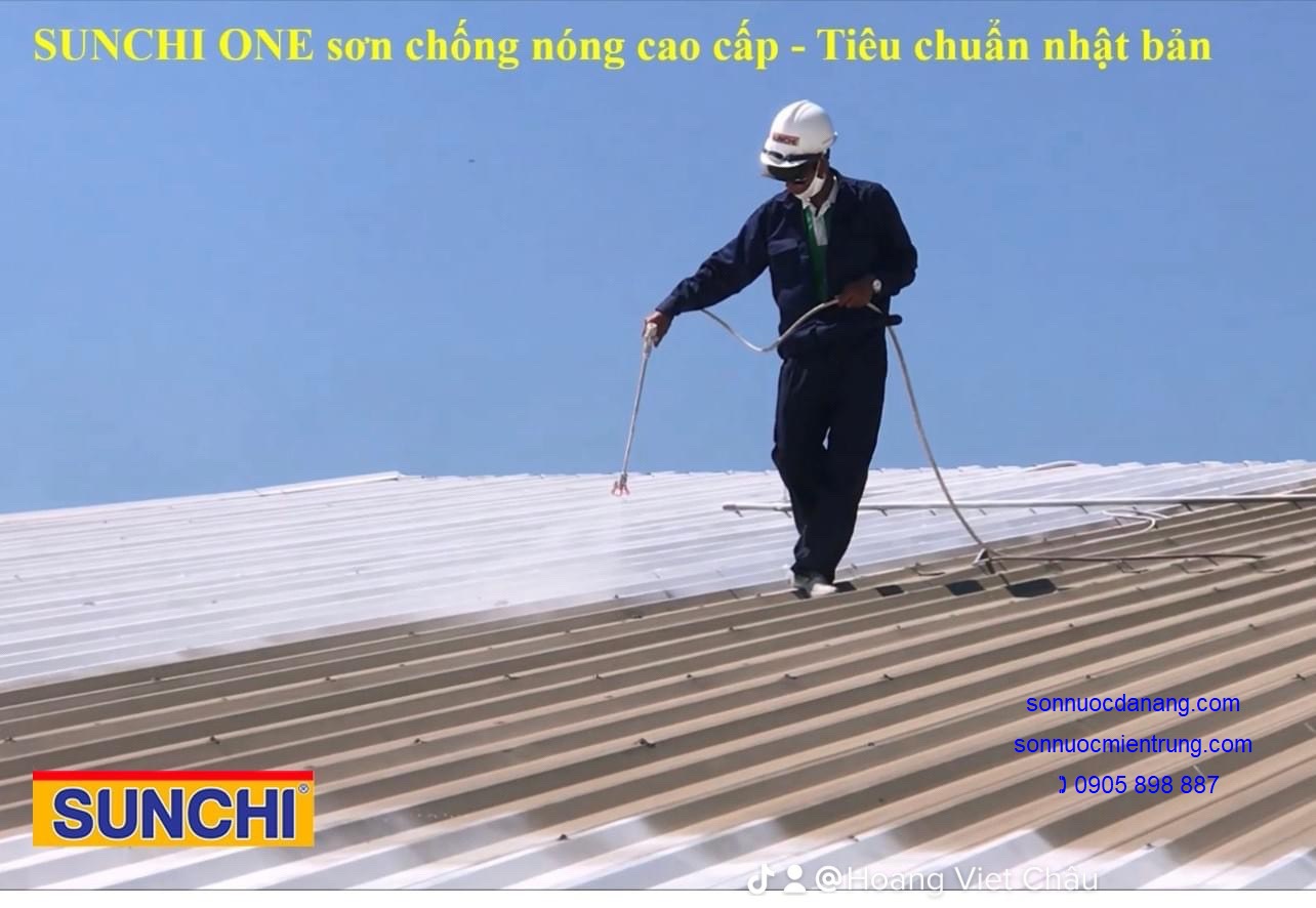 Thi Công sơn chống nóng cho mái tôn hoặc tường đứng tại Đà Nẵng hoặc toàn quốc. Mái tôn được sử dụng rộng rãi từ nhà xưởng đến nhà để xe hay sân phơi quần áo của các hộ gia đình… Tuy nhiên, vào mùa hè, nhà mái tôn lại hấp thụ nhiệt nhiều hơn gây cảm giác nóng bức khó chịu. Một trong các giải pháp giúp hạ nhiệt đó là Sơn chống nóng mái tôn hoặc tường hai bên nhà.