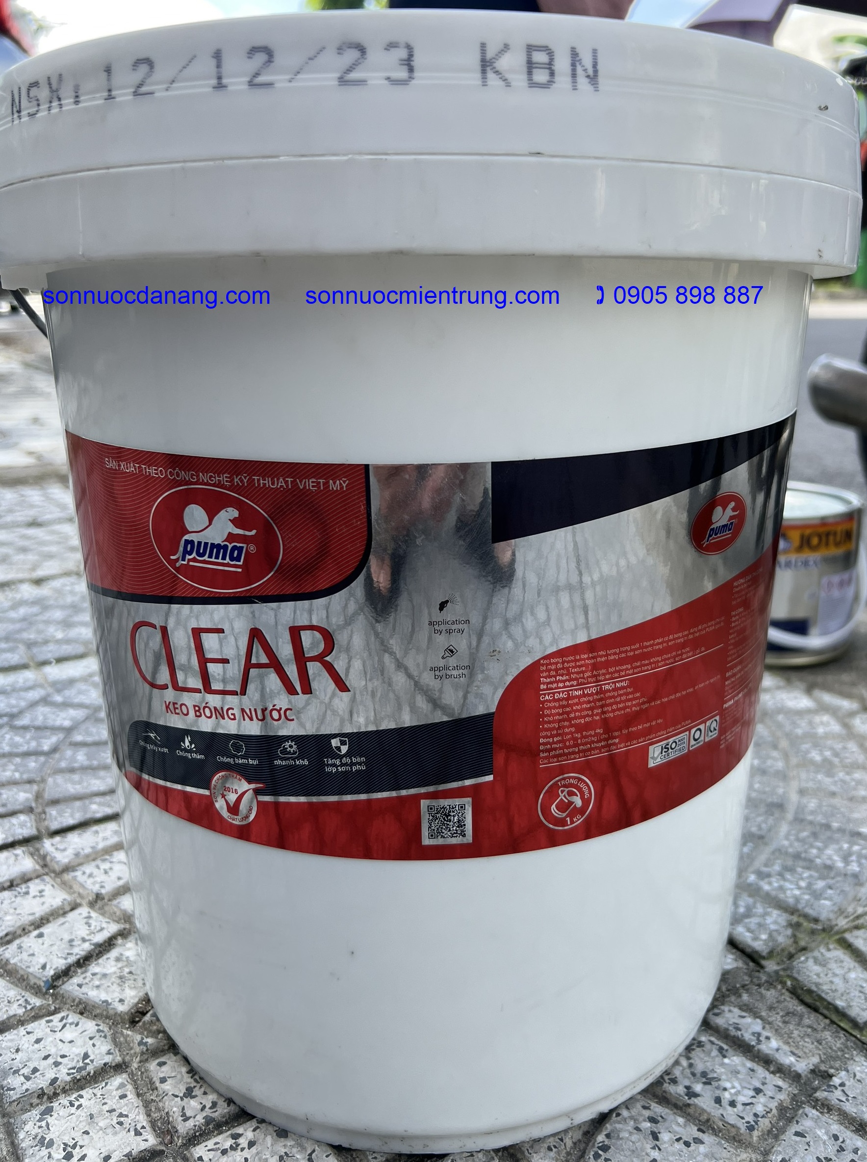 Clear bóng keo bóng nước giá rẽ Puma tại Đà Nẵng Hà Nội Hồ Chí Minh là 01 loại keo trong suốt một thành phần có độ bóng cao, dùng để phủ bóng cho các bề mặt đã được sơn hoàn thiện bằng các loại sơn nước trang trí, sơn trang trí đặc biệt của Clear Bóng Keo bóng nước Puma (Sơn đá nghệ thuật, sơn giả đá hạt thông thường hoặc đá hạt mịn, vân đá, nhũ, Texture, v.v…). Keo bóng nước có thể áp dụng tốt cho các bề mặt trong nhà và ngoài trời. Được áp dụng trên các bề mặt: Bề mặt bê tông, vữa xi măng, thạch cao, gỗ, sơn. Keo nhũ tương có thể được phun lên sơn gai, sơn gấm, v.v…