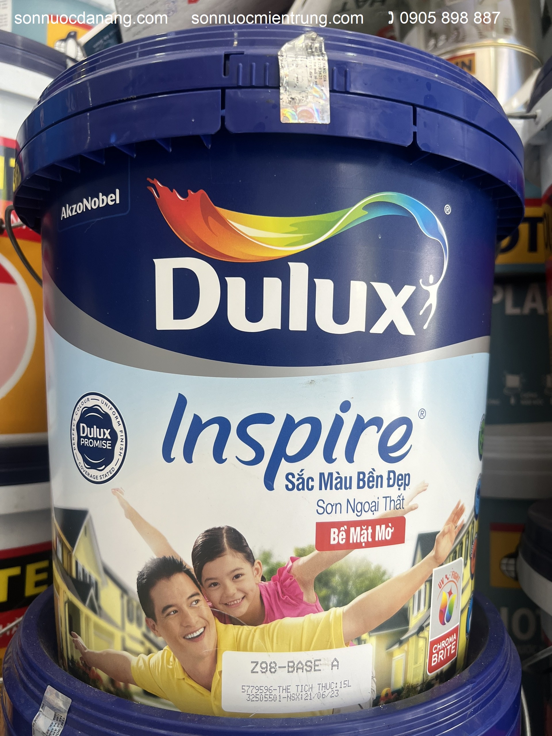 Sơn Dulux Inspire ngoài nhà Z98 chính hãng tại Đà Nẵng, Hồ Chí Minh, Hà Nội và toàn quốc là 01 loại Sơn  tô điểm và gìn giữ vẻ đẹp cho ngôi nhà bạn. Với công nghệ ChromaBrite cho màu sắc bền và tươi đẹp, tổ ấm của bạn sẽ luôn là không gian đẹp, dễ chịu và thoải mái. Ngoài ra, Dulux Inspire còn có bề mặt láng mịn và độ phủ cao