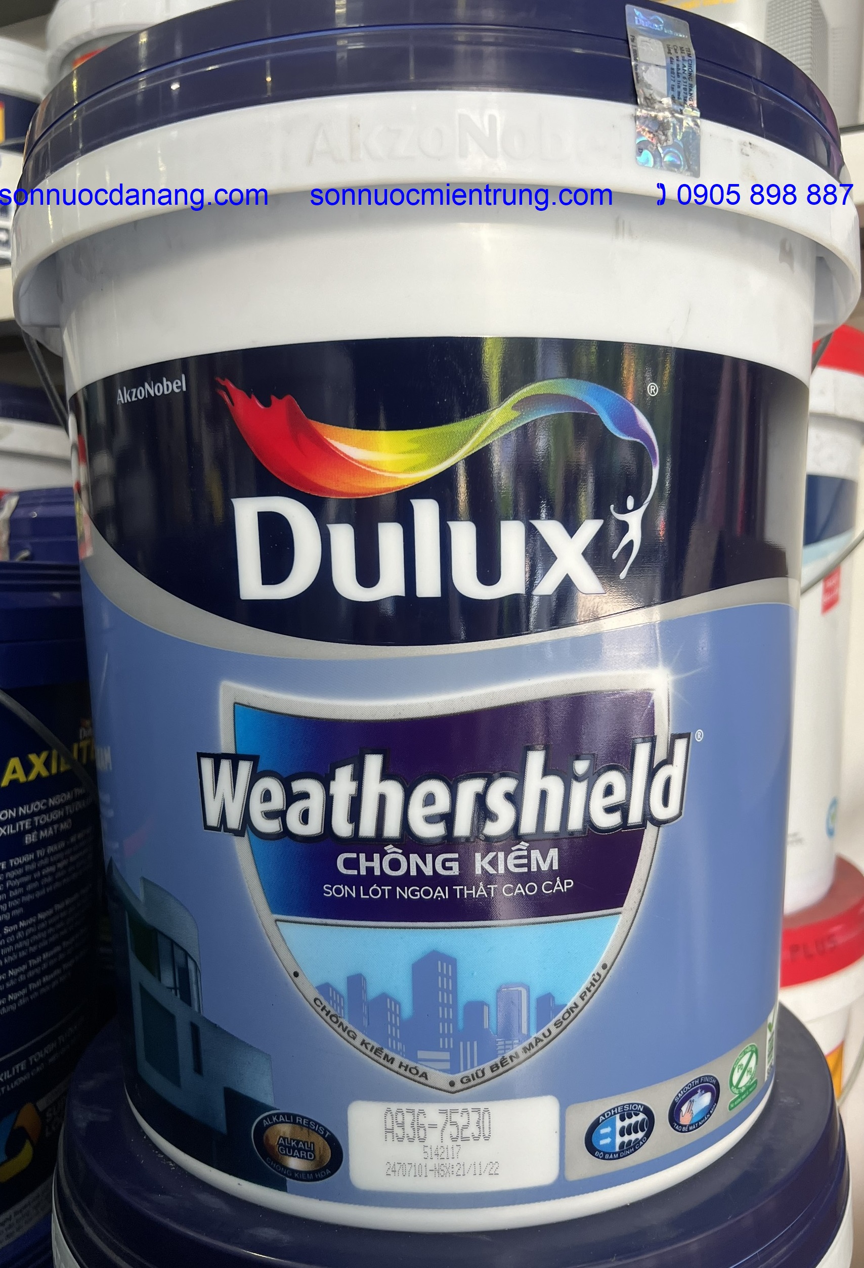Sơn Lót Chống Kiềm Dulux Weathershield ngoại thất tại Đà Nẵng, Hồ Chí Minh, Hà Nội và toàn quốc là 01 sản phẩm sơn lót dành  riêng cho tường ngoại thất. Bức tường bên ngoài nếu không được bảo vệ thì rất dễ gặp hiện tượng kiềm hóa, khi hơi nước cùng muối kiềm từ bên trong bức tường tấn công và làm phá hủy màng sơn phủ ở bên ngoài, làm cho màu sơn sẽ bị loang lổ, đổi mà. Hiểu được điều này, Dulux đã tạo ra Sơn Lót Chống Kiềm Dulux Weathershield ngoại thất với Khả năng nổi bật là giúp tường nhà bạn chống lại hiện tượng bị kiêm hóa, tăng độ bền cho lớp sơn phủ bên ngoài.