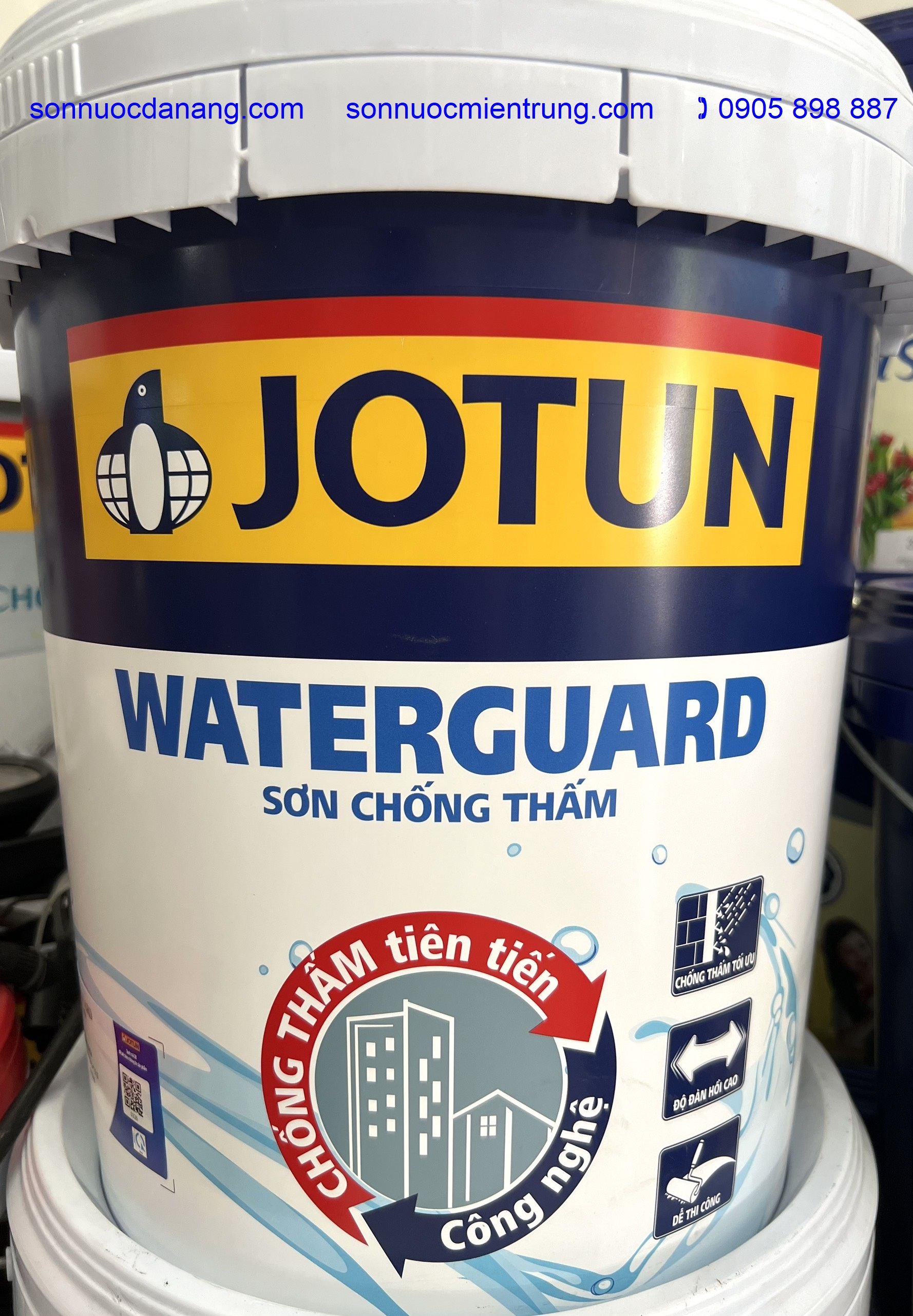 Sơn chống thấm Jotun WaterGuard tại Đà Nẵng, Hà Nội, Hồ Chí Minh và toàn quốc là một loại sơn chống thấm có độ đàn hồi cao giúp che phủ vết nứt nhỏ, ngăn nước thấm vào tường, đảm bảo màng sơn luôn đẹp theo thời gian. Sơn chống thấm Jotun WaterGuard là sản phẩm sơn chống thấm gốc arcylic biến tính, phù hợp để sơn những bề mặt bê tông và tường tô vữa ngoài trời. – Chống thấm tối ưu: tường nhà được bảo vệ ngăn chặn sự thấm nước, đảm bảo màng sơn luôn đẹp theo thời gian – Độ đàn hồi cao: che phủ vết nứt nhỏ, ngăn nước thấm vào tường.