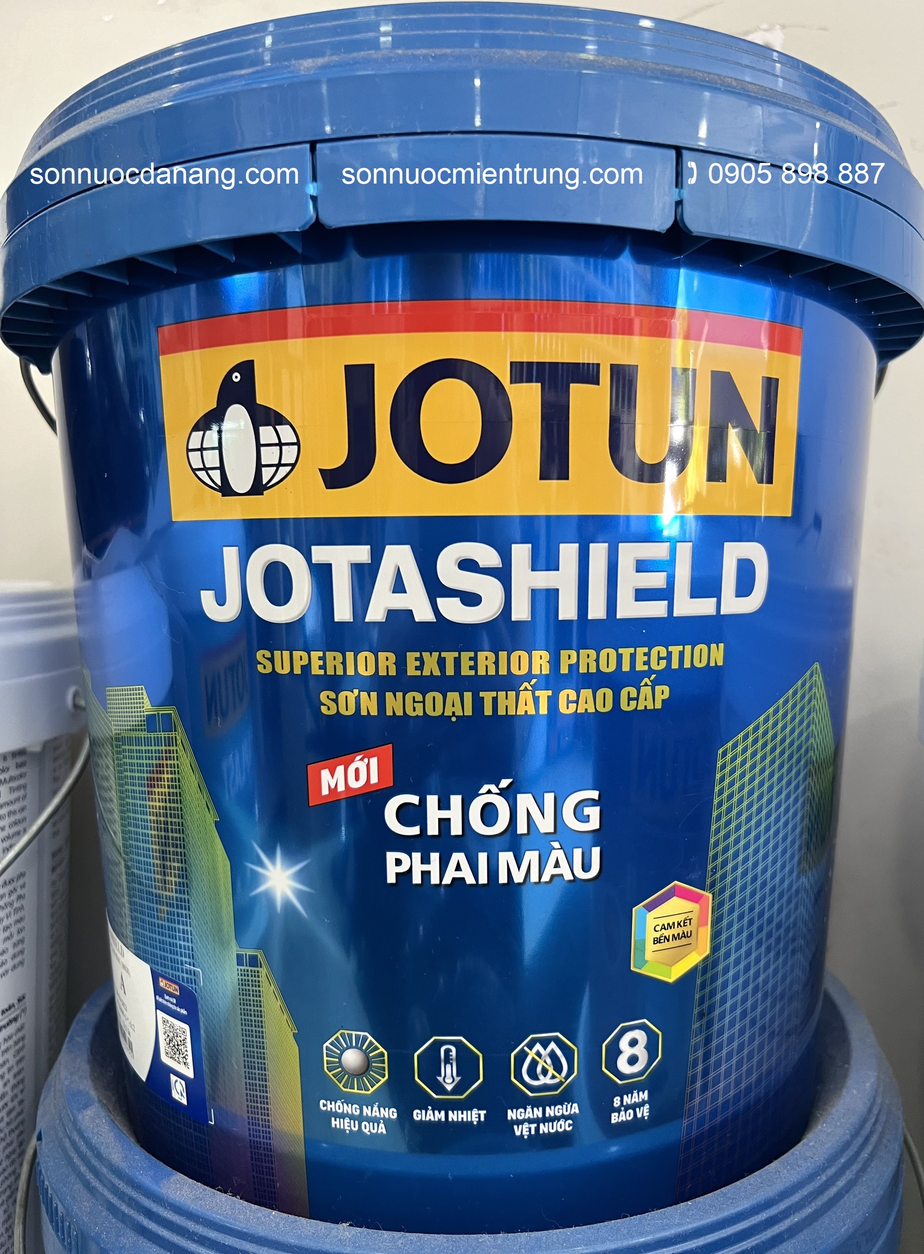 Sơn Jotun Jotashield Chống phai màu chính hãng tại Đà Nẵng, Hồ Chí Minh, Hà Nội và toàn quốc là 01 dòng sản phẩm sơn cao cấp ngoài trời được phát triển dựa trên những công nghệ tiên tiến nhất, mang lại sự lựa chọn đa dạng nhất với màu sắc đa dạng và những tính năng vượt trội, bảo vệ công trình của bạn luôn bền đẹp với thời gian. Sơn dùng làm lớp phủ hoàn thiện cho bề mặt ngọai thất của tường bê tông hay tường vữa xây. Được phát triển dựa trên công nghệ tiên tiến nhất được nghiên cứu phù hợp với thời tiết khí hậu vùng nhiệt đới khắc nghiệt như Việt Nam giúp bảo vệ ngôi nhà như mới trong nhiều năm. Lớp sơn sẽ hoan toàn nổi bật với tính năng kháng tia cực tím gấp tới 2 lần và khả năng bền màu hơn so với nhiều các sản phẩm sơn thông thường.