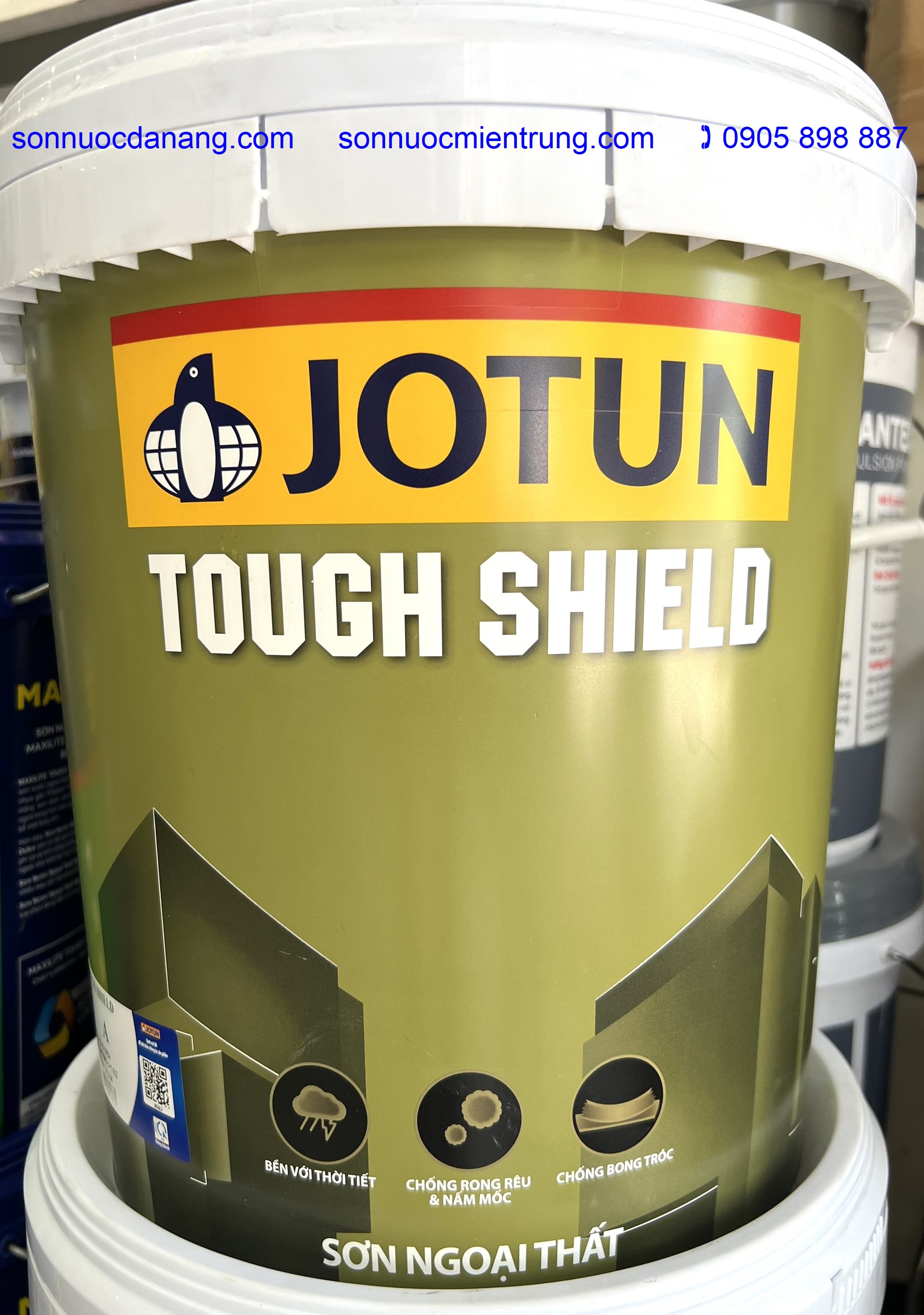 Sơn Jotun Touch Shield ngoại thất bền đẹp chính hãng giá rẽ tại Đà Nẵng, Hồ Chí Minh, Hà Nội và toàn quốc. Sơn nước Jotun Touch Shield ngoại thất bền đẹp là 1 dòng sơn thay thế cho Jotun Essence ngoại thất trước đây. Dòng sơn nước này nằm trong phân khúc trung cấp của hãng sơn Jotun, Na Uy có giá thành rẽ, phù hợp kinh tế với người sử dụng nhưng mang chất lượng đến từ Bắc Âu. Sơn ngoại thất Jotun Touch Shield là loại sơn acrylic biến tính gốc nước được công thức hóa để mang lại khả năng bảo vệ cho bề mặt tường ngoại thất chống lại các yếu tố thời tiết và rong rêu nấm mốc, chống bong tróc. Sơn nước Jotun Touch Shield Ngoại Thất Bền Đẹp có khả năng chịu thời tiết cao, chống lại một số tác nhân khắc nghiệt của thời tiết như ánh nắng mặt trời, mưa gió bụi bẩn. Với tính năng chống rong rêu và nấm mốc được công thức hóa, Jotun Touch Shield Ngoại Thất Bền Đẹp luôn giữ cho ngôi nhà bạn đẹp và như mới, thích hợp sử dụng cho cả bề mặt mới và tường cũ.
Ưu điểm của Jotun Touch Shield ngoại thất: Bền màu với thời tiết mưa nắng, kháng tia UV tốt, Chống rong rêu, nấm mốc, Dễ thi công, Không chứa hóa chất độc hại: APEO, Formaldehyde và các kim loại nặng.