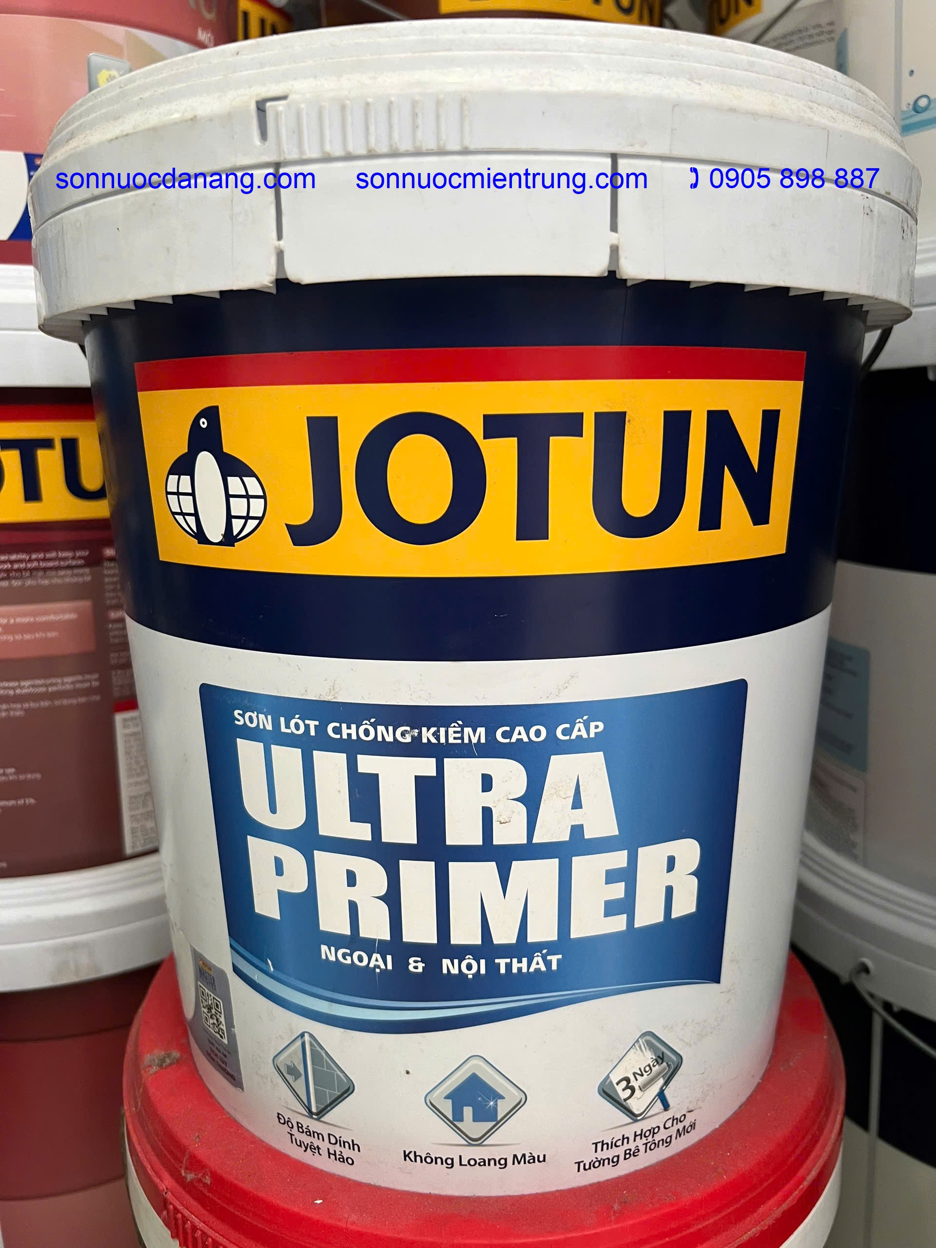 Sơn lót chống kiềm cao cấp Jotun Ultra Primer là sơn lót gốc nước acrylic cao cấp nhất của Jotun giúp mang lại độ bám dính tuyệt hảo giúp tăng cường độ bền của hệ thống sơn phủ và khắc phục những khiếm khuyết hay gặp phải của bề mặt tường như phồng giộp, bong tróc, muối hóa hay đốm màu bị gây ra do tác động của kiềm và che phủ các vết nứt chân chim của tường giúp chống thấm hiệu quả cho bề mặt tường ngoài.