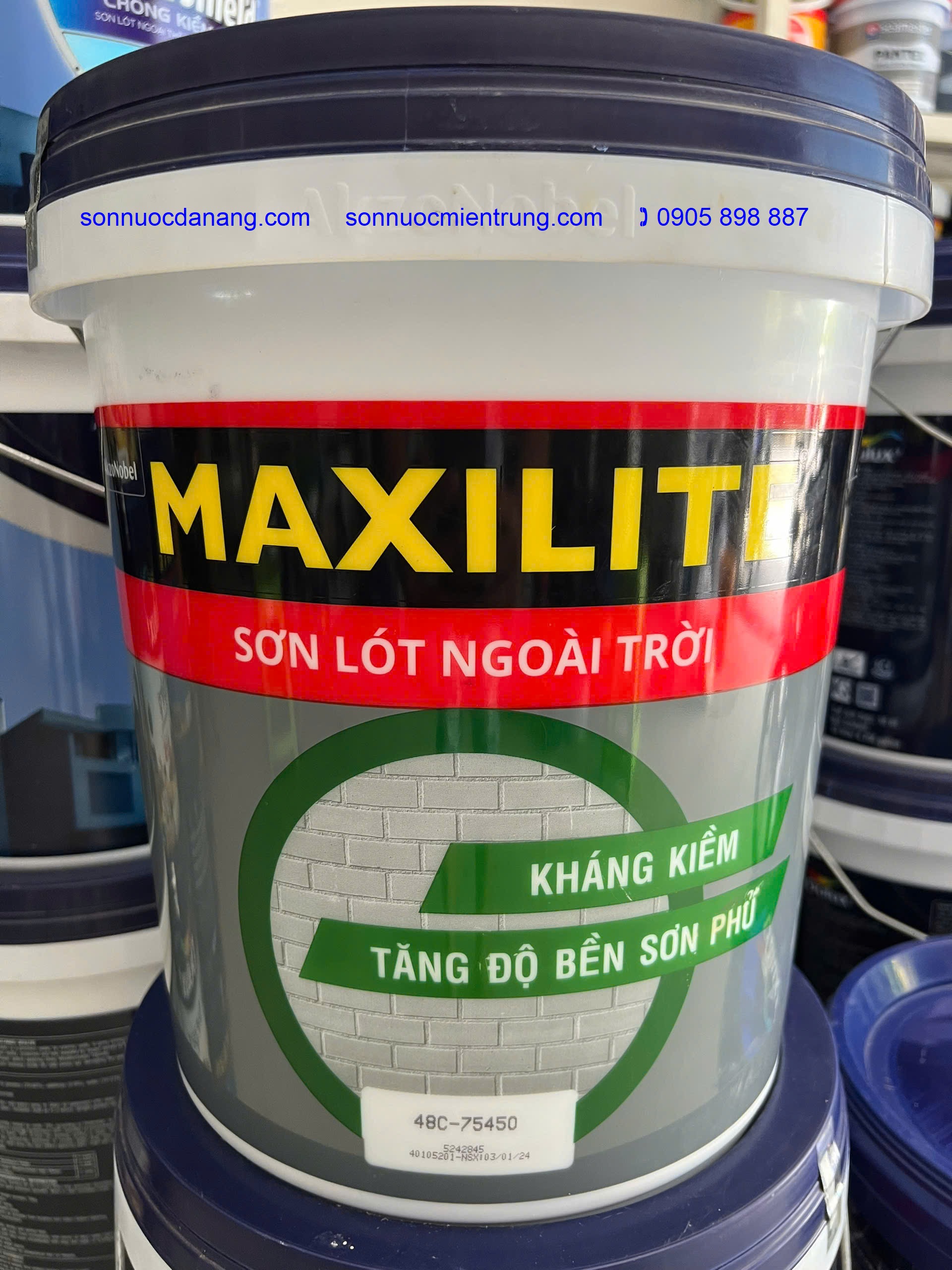 Sơn Lót kiềm Maxilite ngoại thất giá rẽ tại Đà Nẵng, Hồ Chí Minh, Hà Nội là dòng sơn chống kiềm hóa có thể dùng cho nội và sơn ngoại thất. Điểm nổi bật vượt trội của sơn là chống kiềm cực kì hiệu quả, thậm chí tốt nhất hiện nay. Không những chỉ chống kiềm, sơn còn tích hợp thêm nhiều tính năng chống bám bụi, chống rêu mốc phát triển, cũng như độ bám dính cực cao làm cho sơn là một trong những sản phẩm bán chạy nhất của hãng Maxilite.